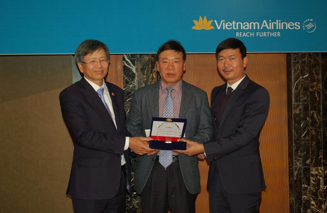 Đại sứ Phạm Hữu Chí (ngoài cùng bên trái) và ông Lưu Anh Tuấn (ngoài cùng bên phải) trao giải thưởng cho Đại lý bán vé xuất sắc nhất năm 2016. (Ảnh: Vũ Toàn-Phạm Duy/Vietnam+) Vietnam Airlines khẳng định chỗ đứng vững chắc ở Hàn Quốc ảnh 1