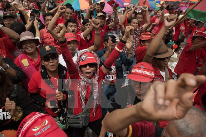 Phe Áo đỏ tuần hành ở ngoại ô thủ đô Bangkok ngày 6/4/2014. (Nguồn: AFP/TTXVN) Bộ trưởng Tư pháp Thái Lan buộc tội 19 thủ lĩnh phe Áo Đỏ ảnh 1