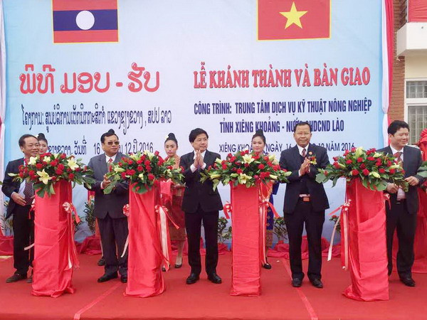 Quang cảnh lễ cắt băng khánh thành và bàn giao tại buổi lễ. (Ảnh: Phạm Kiên/Vietnam+) Việt Nam giúp Lào xây Trung tâm Dịch vụ kỹ thuật nông nghiệp ảnh 1