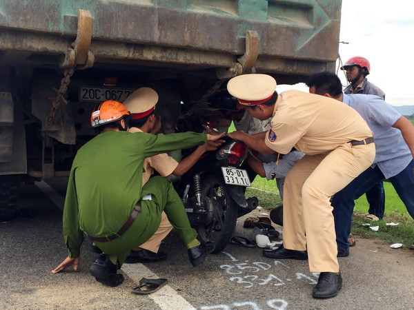 TP.HCM: Xe tải chở rác kéo lê xe máy, ba người bị thương ảnh 1