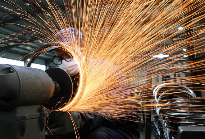 Hoạt động chế tạo của Trung Quốc giảm tốc. (Nguồn: Reuters) Hoạt động chế tạo Trung Quốc giảm xuống mức thấp nhất trong 4 tháng ảnh 1