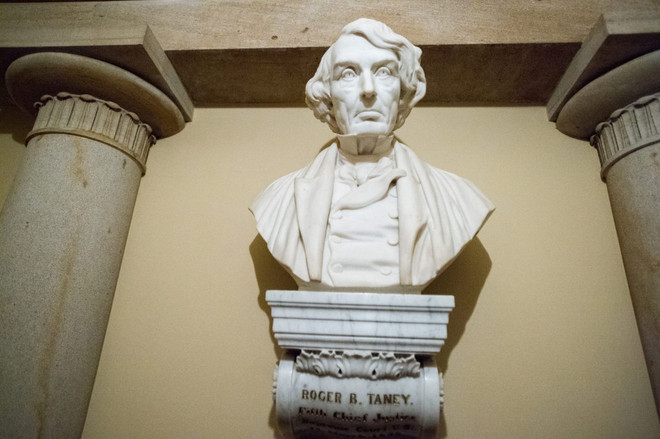 Tượng cựu Chánh án Tòa án tối cao Roger Taney. (Nguồn: Getty Images) Mỹ thông qua dự luật dỡ bỏ các bức tượng liên quan chế độ nô lệ ảnh 1