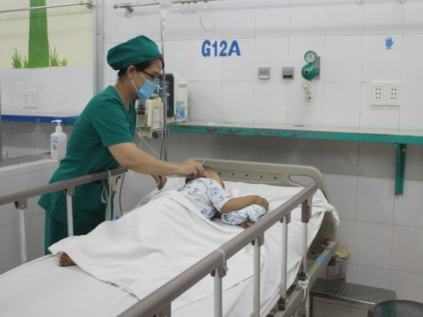 Nối 2 nửa đốt ngón tay bị đứt lìa cho bệnh nhi 21 tháng tuổi ảnh 1