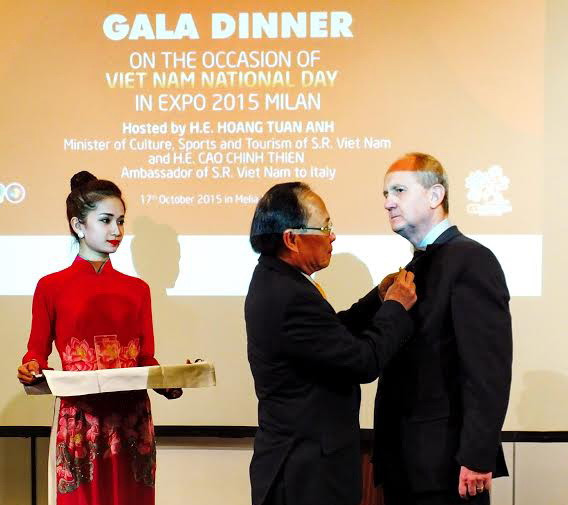 Trao tặng Kỷ niệm chương cho nguyên Đại sứ Italy tại Việt Nam ảnh 1