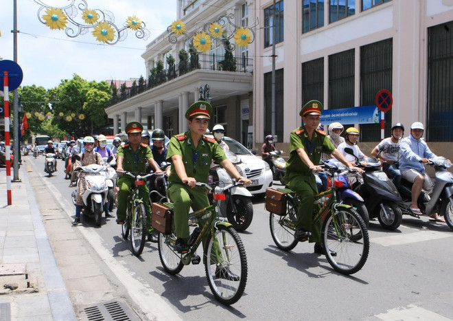 Công an tuần tra bằng xe đạp trở nên thân thiện hơn với nhân dân ảnh 1