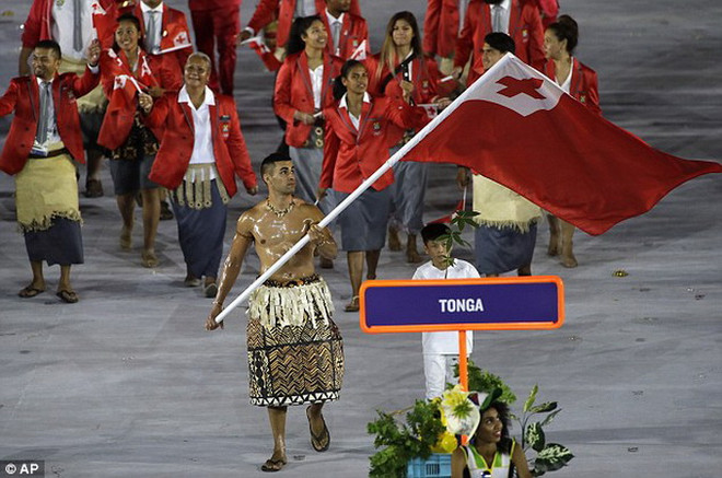 VĐV Tonga gây ‘bão’ với hình ảnh ấn tượng ở lễ khai mạc Olympic ảnh 1
