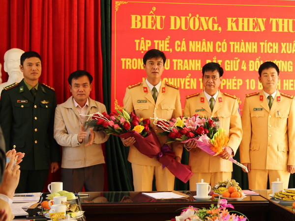Khen thưởng tập thể Phòng Cảnh sát giao thông, Công an tỉnh Lai Châu. (Ảnh: Quang Duy/TTXVN) Liên tiếp phá hai vụ buôn bán ma túy lớn tại Lai Châu ảnh 1