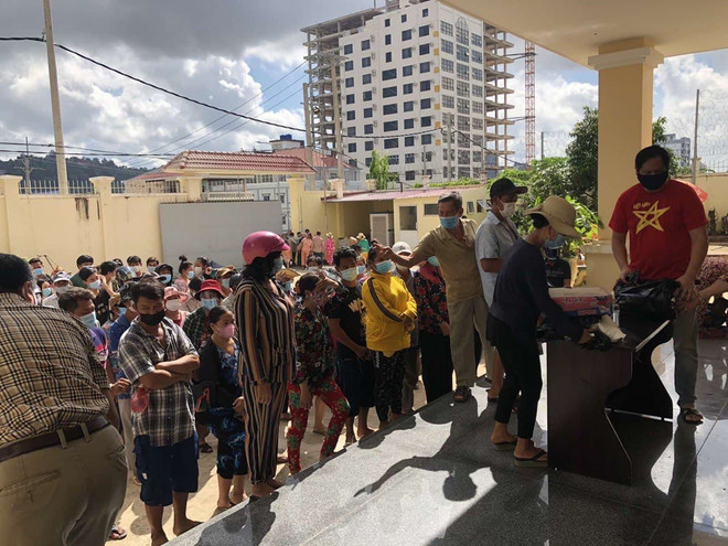 Hoạt động phát quà cứu trợ cho bà con gốc Việt nghèo tại Preah Sihanouk sáng 16/5/2021. (Ảnh: Trần Long/Vietnam+) Campuchia: Phát đồ cứu trợ cho hàng trăm hộ gia đình gốc Việt nghèo ảnh 1