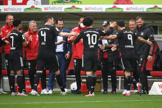 Lewandowski san bằng kỷ lục ghi bàn tồn tại 49 năm của Gerd Mueller ảnh 1