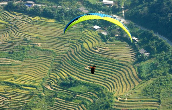 Hơn 100 phi công tham gia Festival dù lượn “Bay trên mùa vàng” ảnh 2