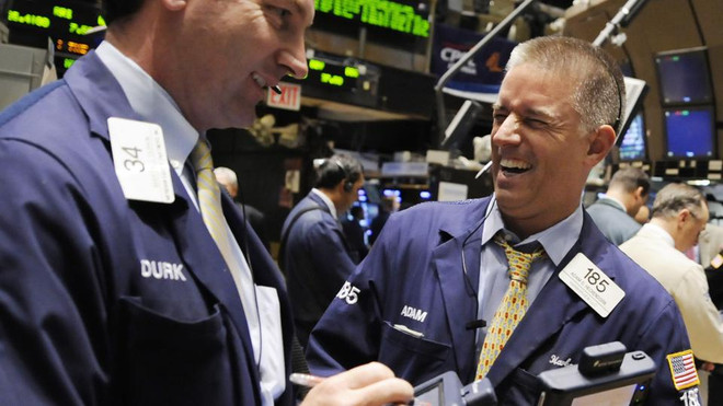 Nhân viên giao dịch chứng khoán Mỹ. (Nguồn: AP) Lần đầu tiên chỉ số công nghiệp Dow Jones đạt mức 30.000 điểm ảnh 1
