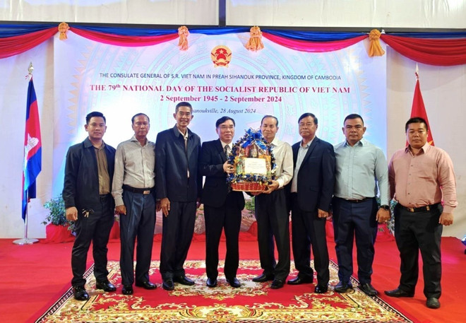 Các đại biểu chúc mừng Tổng Lãnh sự Lại Xuân Chiến nhân kỷ niệm Quốc khánh 2/9. (Ảnh: Hoàng Minh/TTXVN) ttxvn_ky_niem_79_nam_quoc_khanh_viet_nam_tai_tinh_preah_sihanouk_campuchia3.jpg
