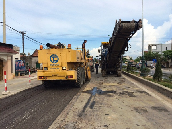 Cienco 4 thí điểm thảm mặt đường khắc phục hằn, lún bánh xe ảnh 1