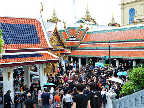 Du khách thăm đền Wat Phra Kaew ở Bangkok, Thái Lan ngày 2/11. (Nguồn: THX/TTXVN) Thái Lan áp dụng thị thực 10 năm cho khách du lịch cao tuổi ảnh 1