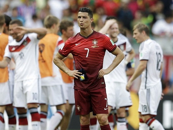 Ronaldo lại trưng kiểu tóc mới trước loạt trận "sinh tử" ảnh 2