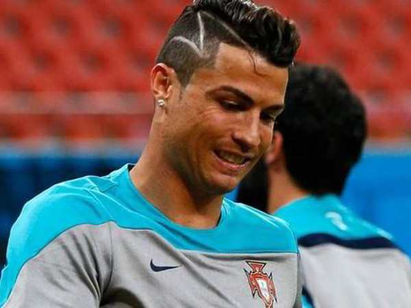 Ronaldo lại trưng kiểu tóc mới trước loạt trận "sinh tử" ảnh 3