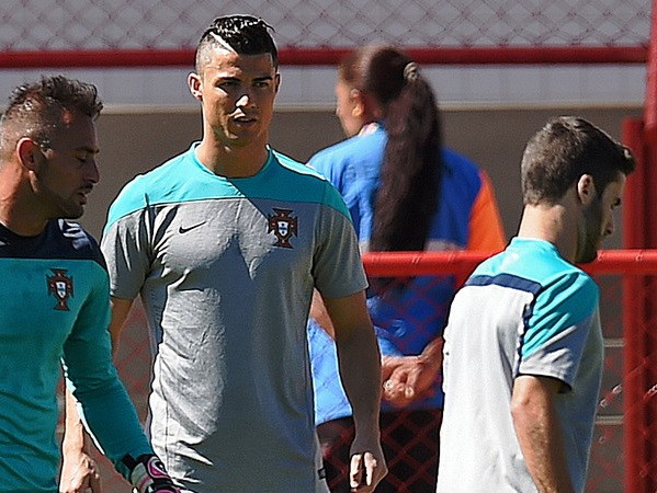 Ronaldo lại trưng kiểu tóc mới trước loạt trận "sinh tử" ảnh 5