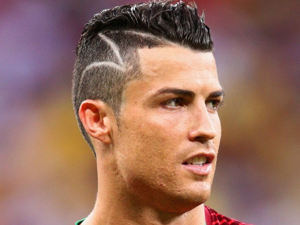 Ronaldo lại trưng kiểu tóc mới trước loạt trận "sinh tử" ảnh 4