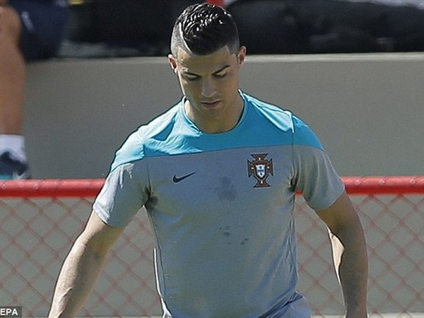 Ronaldo lại trưng kiểu tóc mới trước loạt trận "sinh tử" ảnh 1