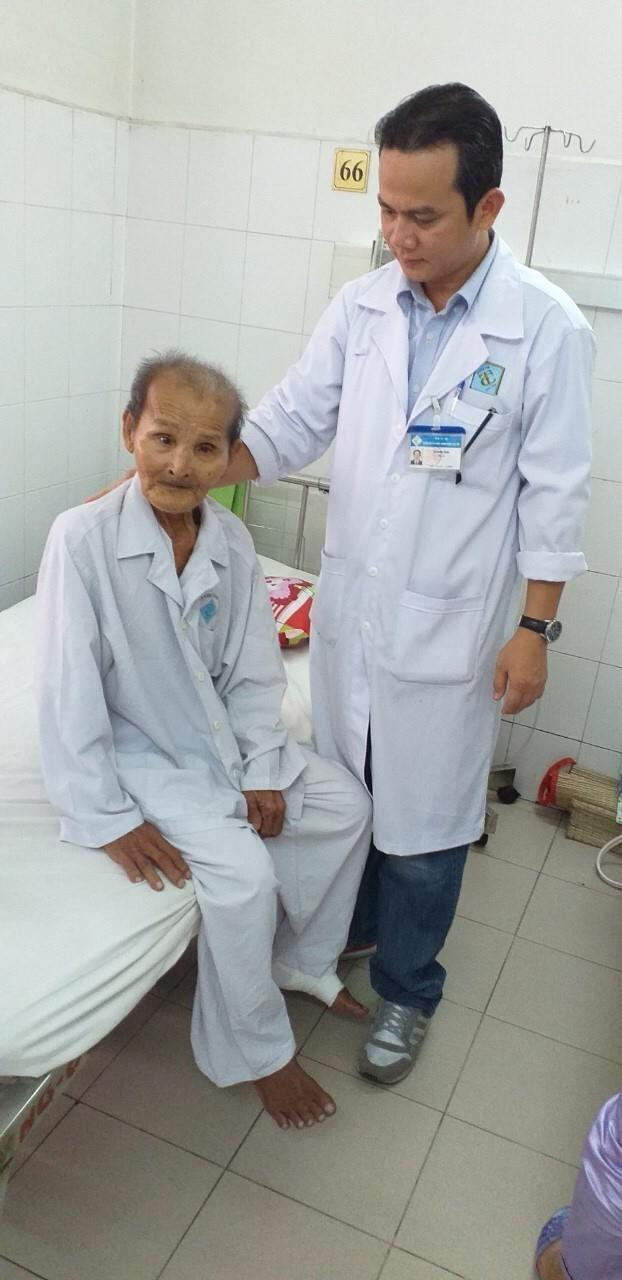 Cần Thơ: Thay khớp háng thành công cho cụ ông 98 tuổi ảnh 2