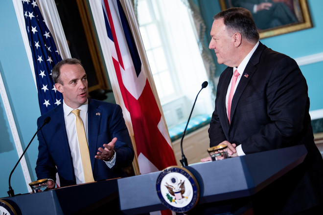Ngoại trưởng Mỹ Mike Pompeo (phải) và Ngoại trưởng Anh Dominic Raab trong cuộc họp báo chung tại Washington, DC, Mỹ, ngày 7/8/2019. (Nguồn: AFP/TTXVN) Brexit: Anh khẳng định ứng phó được những rủi ro sau khi rời EU ảnh 1