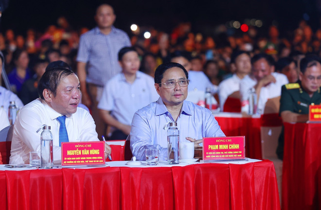 Thủ tướng Phạm Minh Chính dự Chương trình nghệ thuật “Bản hùng ca bất diệt”. (Ảnh: Dương Giang/TTXVN) Thủ tướng dự Chương trình nghệ thuật “Bản hùng ca bất diệt” ảnh 2