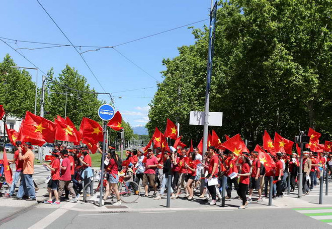 Tuần hành tại Pháp yêu cầu Trung Quốc rút giàn khoan ảnh 2