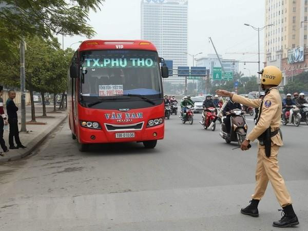 Cảnh sát giao thông xử lý trường hợp xe khách vi phạm trên đường Phạm Hùng. (Ảnh: Doãn Tấn/TTXVN) Xử phạt vi phạm giao thông: Tăng chế tài mới đủ sức răn đe ảnh 1