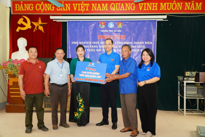 Tặng 2km tuyến đường "Thắp sáng đường quê" tổng giá trị 69 triệu đồng. (Ảnh: PV/Vietnam+) z5380291511551_819d7b649f60daa201fb561b43319df2.jpg