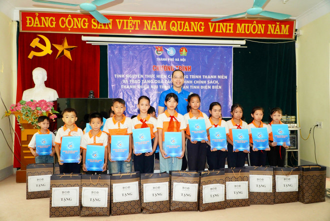 Tặng quà thanh thiếu niên trên địa bàn tỉnh. (Ảnh: PV/Vietnam+) z5380291469734_127234ac2c12e1a0ecb3f5c8890fa1d5.jpg