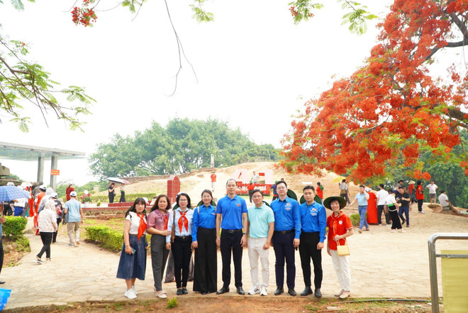 Đoàn đoàn công tác của tuổi trẻ Thủ đô thăm di tích Đồi A1. (Ảnh: PV/Vietnam+) z5380290261477_3f91129559190a84e2b93eadd98a1128.jpg
