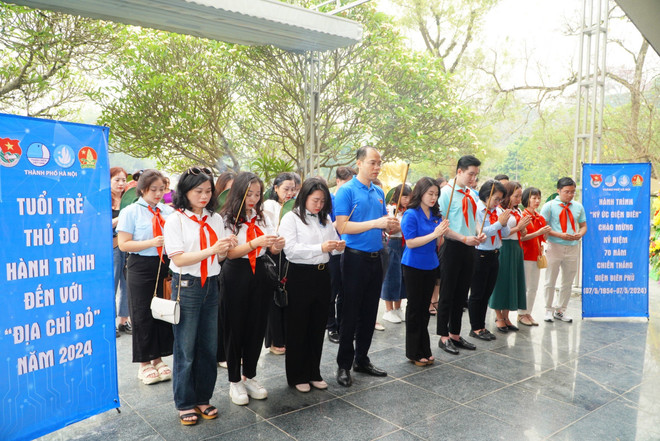 Đoàn công tác thắp hương mộ các liệt sỹ tại nghĩa trang đôi A1 Điện Biên Phủ. (Ảnh: PV/Vietnam+) z5380290269358_f7002ea17a6d4d20600855a3235860ba.jpg
