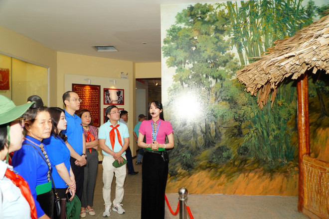 Thăm quan và nghe thuyết minh tại Bảo tàng Chiến thắng Điện Biên Phủ. (Ảnh: PV/Vietnam+) z5380290280405_a1dc4f0495372a9fba880b2d13208a09.jpg