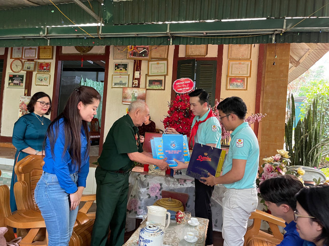Tuổi trẻ Thủ đô thăm hỏi và tặng quà cựu binh Nguyễn Công Nuôi. (Ảnh: PV/Vietnam+) z5380290512504_860afba209d16b9ac1bb414f256b8e0a.jpg