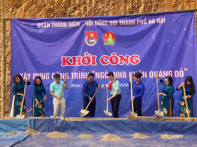 Thực hiện khởi công và xây dựng 3 công trình "Ngôi nhà khăn quàng đỏ" với tổng giá trị 240 triệu đồng. (Ảnh: PV/Vietnam+) z5380290543150_b74208fb62ed7296b57dca9a19781228.jpg
