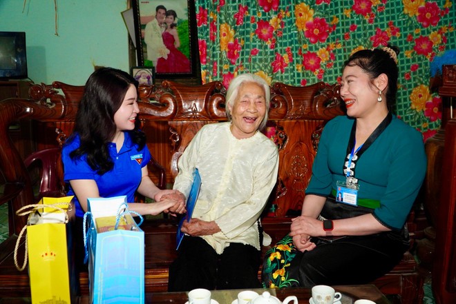 Đoàn công tác Tuổi trẻ Thủ đô đã tổ chức nhiều hoạt động ý nghĩa trong chuyến về nguồn. (Ảnh: PV/Vietnam+) z5380291496641_c1df65e97d80704356e4abbaa114f619.jpg