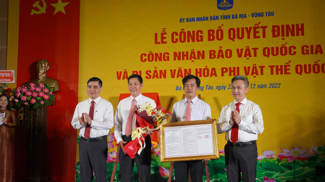 Ông Phạm Định Phong, Phó Cục trưởng Cục Di sản Văn hóa, Bộ Văn hóa, Thể thao và Du lịch trao quyết định công nhận Bảo vật Quốc gia đối với 3 hiện vật mặt nạ vàng cho lãnh đạo UBND tỉnh Bà Rịa-Vũng Tàu. (Ảnh: Hoàng Nhị/TTXVN) Ba hiện vật mặt nạ vàng được công nhận là Bảo vật Quốc gia ảnh 2