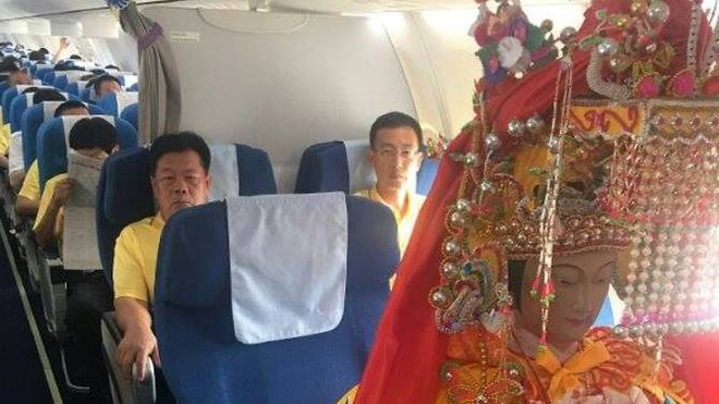 Kỳ lạ chuyện ba bức tượng thần đi máy bay hạng thương gia ảnh 1