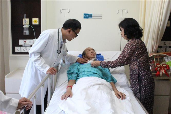Các bác sỹ Bệnh viện Quốc tế City Thành phố Hồ Chí Minh thăm khám cho bệnh nhân Oum Sokunm. (Ảnh: TTXVN phát) Cứu sống bệnh nhân đến từ Campuchia hôn mê sâu do dị ứng thuốc ảnh 1