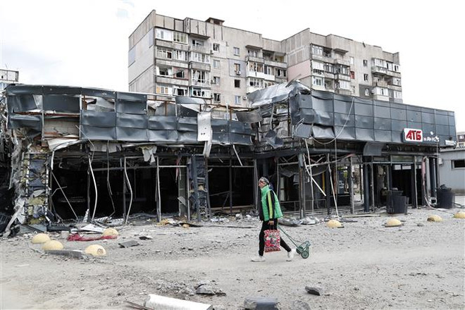Tòa nhà bị hư hại do xung đột tại Mariupol, Ukraine, ngày 28/4/2022. (Ảnh: THX/TTXVN) Mỹ, Pháp hoan nghênh điện đàm giữa lãnh đạo Trung Quốc và Ukraine ảnh 1