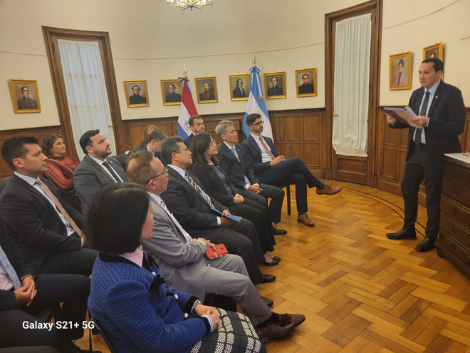 Đại sứ Việt Nam tại Argentina Ngô Minh Nguyệt, cùng các đại biểu tại buổi làm việc với Bộ trưởng Công Thương Paraguay, Javier Gimenez. (Ảnh: Đại sứ quán Việt Nam tại Argentina) argentina (1).jpg
