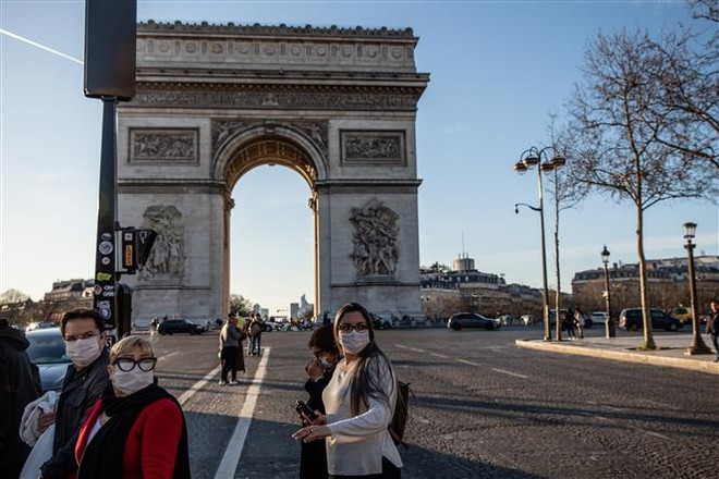 Người dân đeo khẩu trang phòng tránh lây nhiễm COVID-19 tại Paris, Pháp, ngày 15/3/2020. (Ảnh: THX/TTXVN) Tình hình dịch bệnh và các biện pháp chống dịch trên toàn thế giới ảnh 1
