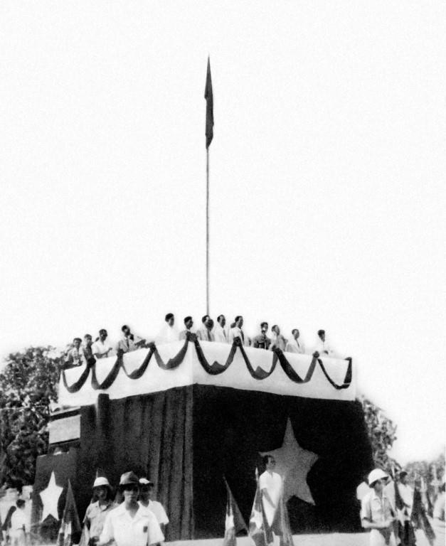 Ngày 2/9/1945, tại Quảng trường Ba Đình lịch sử, Chủ tịch Hồ Chí Minh đọc Tuyên ngôn Độc lập, khai sinh nước Việt Nam Dân chủ Cộng hòa. (Ảnh: Tư liệu TTXVN) Cách mạng Tháng Tám: Sức mạnh của lòng dân và tinh thần đoàn kết ảnh 2