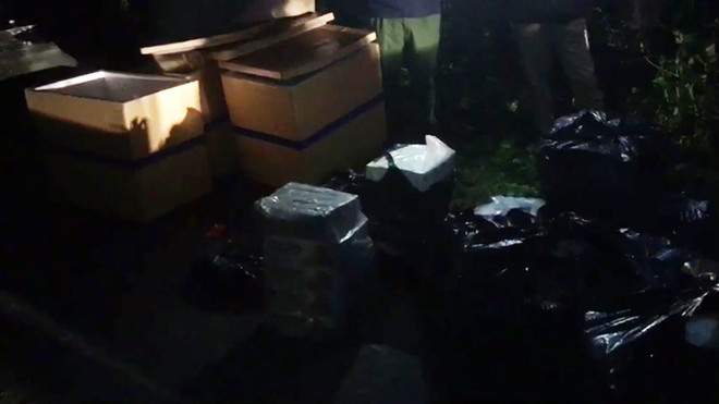 An Giang: Tài xế lao xe tải chở thuốc lá lậu xuống kênh để tẩu thoát ảnh 1