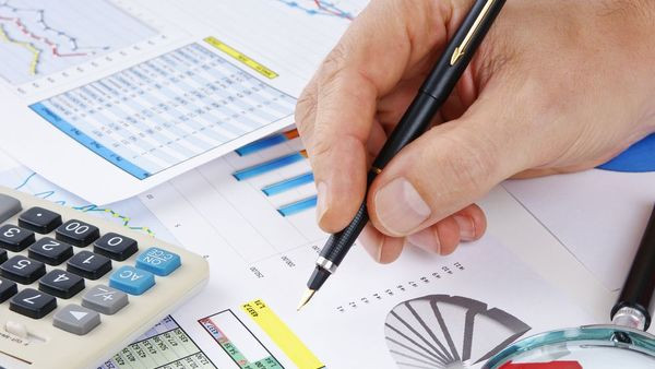 Hợp đồng bảo hiểm nhân thọ là một dạng hợp đồng phức tạp và không dễ để hiểu hết, bởi vậy khách hàng cần có đại lý/tư vấn viên hỗ trợ hướng dẫn, giải đáp các điều khoản trước khi mua.(Ảnh: Vietnam+) Bảo hiểm nhân thọ: Lắp “tay vịn cho cầu thang” không chỉ để trang trí ảnh 2