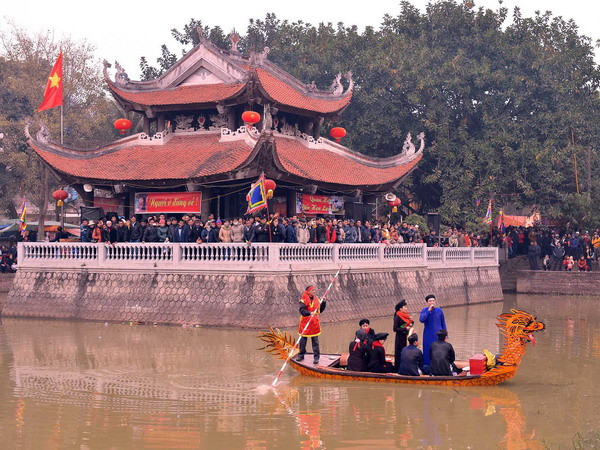 Du khách tấp nập trẩy hội Lim, hòa mình trong làn điệu Quan họ ảnh 1