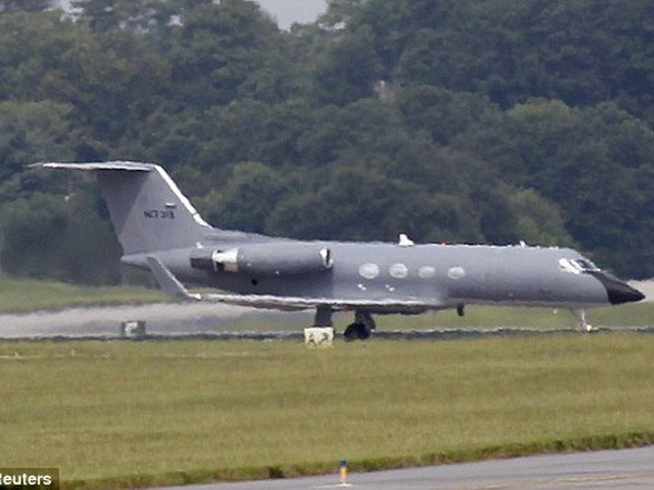 Bác sỹ người Mỹ đầu tiên nhiễm virus Ebola về quê nhà điều trị ảnh 2