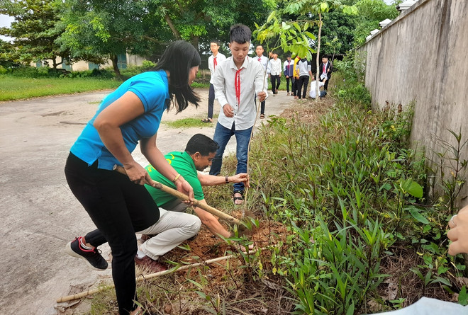 Mỗi cây xanh được trồng xuống sẽ góp phần bảo vệ môi trường thêm xanh và đẹp hơn. (Ảnh: Hùng Võ/Vietnam+) Hà Nội sẽ có thêm 4.000 cây xanh để giảm thiểu ô nhiễm không khí ảnh 5
