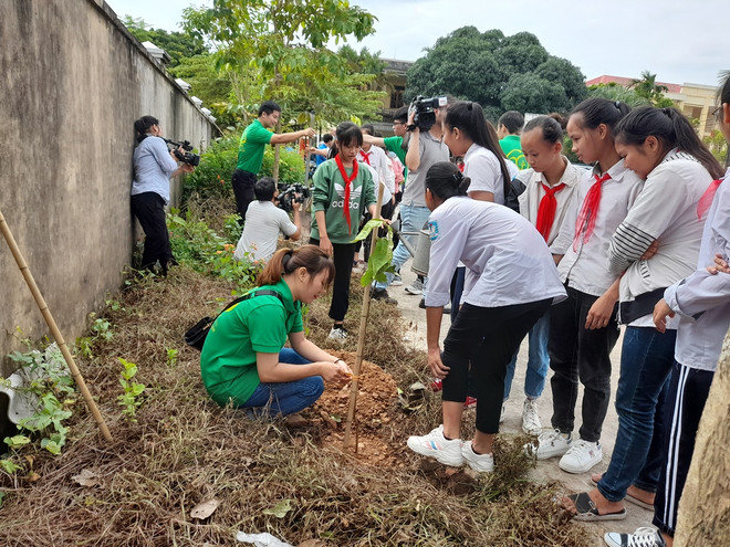 Chương trình trồng cây xanh đô thị ở huyện Ứng Hòa, thành phố Hà Nội. (Ảnh: Hùng Võ/Vietnam+) Hà Nội sẽ có thêm 4.000 cây xanh để giảm thiểu ô nhiễm không khí ảnh 1