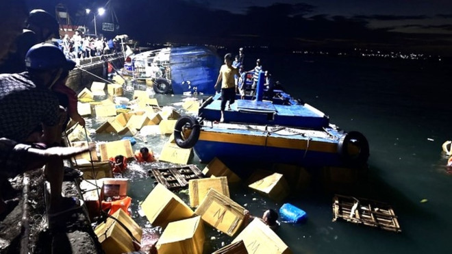 Hiện trường tàu Hoàng Thiên 99 bị lật. (Nguồn: VTC News) Bình Thuận: Tàu trọng tải 156,2 DWT bị lật khi đang bốc hàng ảnh 1